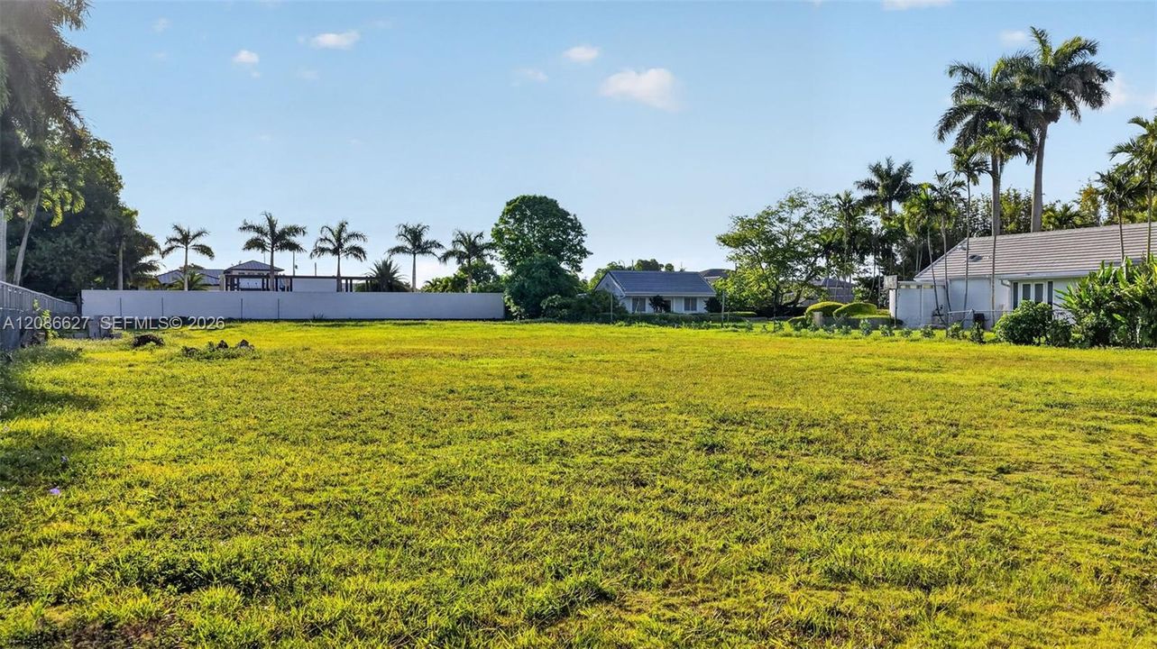 На продажу: $1,799,000 (0.79 acres)