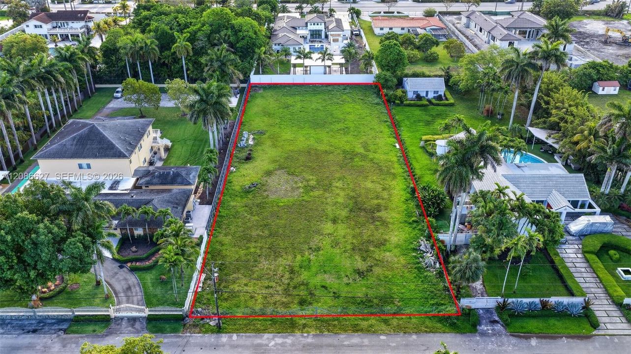 На продажу: $1,799,000 (0.79 acres)