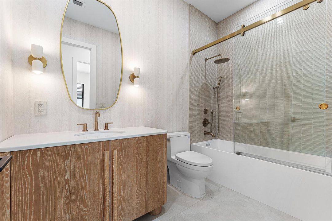 Shared Guest Bathroom