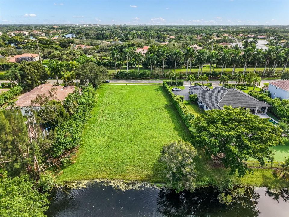 En Venta: $1,295,000 (0.70 acres)