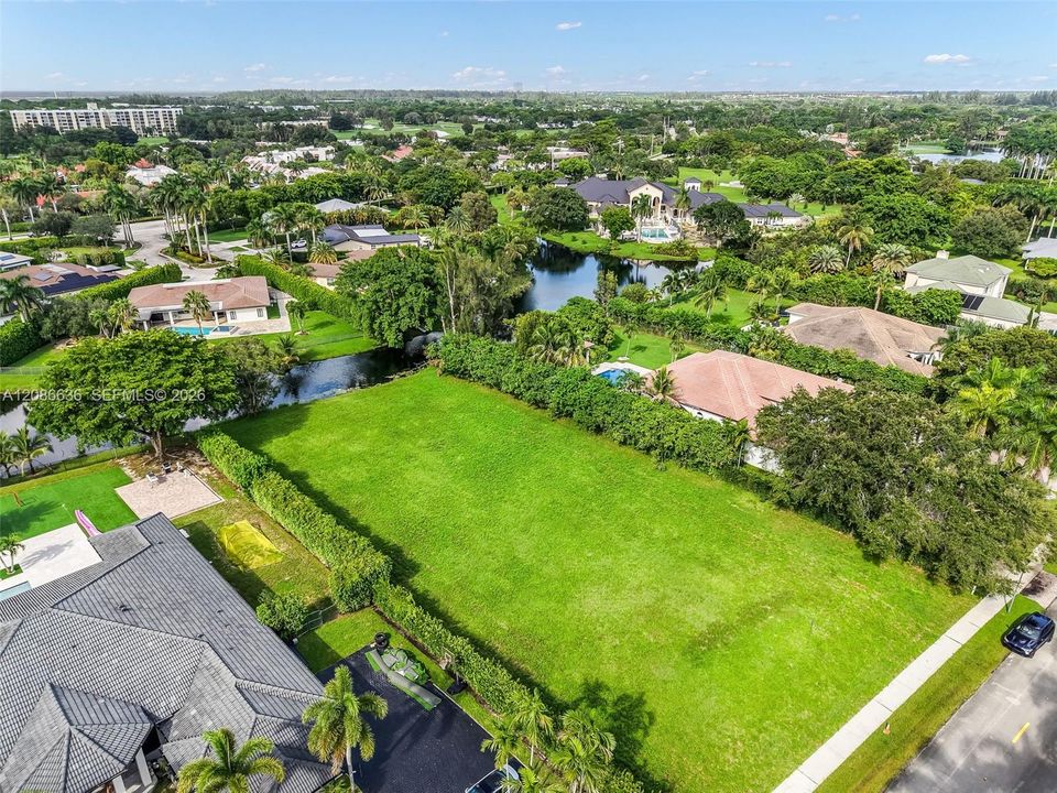 En Venta: $1,295,000 (0.70 acres)