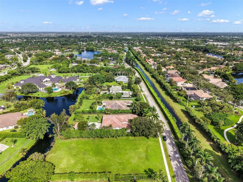 En Venta: $1,295,000 (0.70 acres)