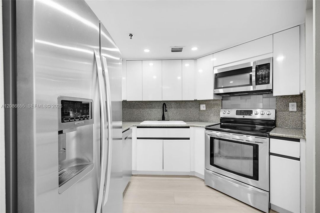 For Rent: $3,250 (1 beds, 1 baths, 850 Square Feet)