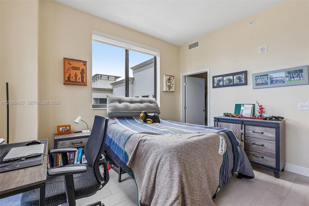 For Sale: $889,500 (2 beds, 2 baths, 1311 Square Feet)