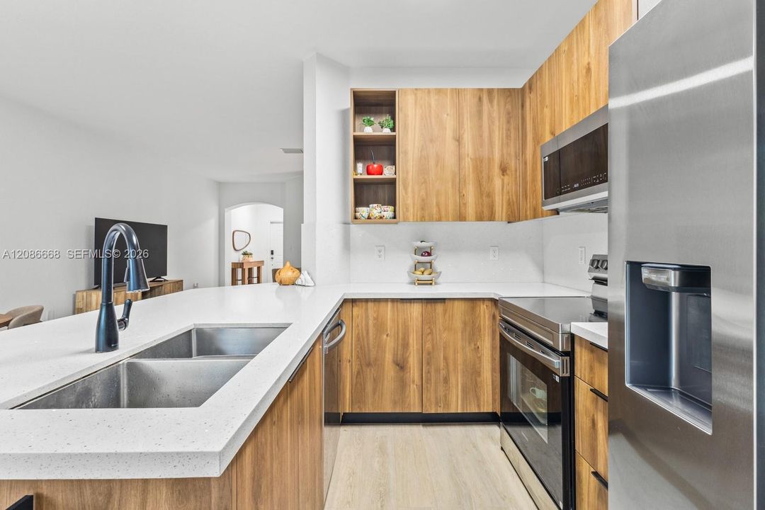 Active With Contract: $485,000 (3 beds, 3 baths, 1462 Square Feet)
