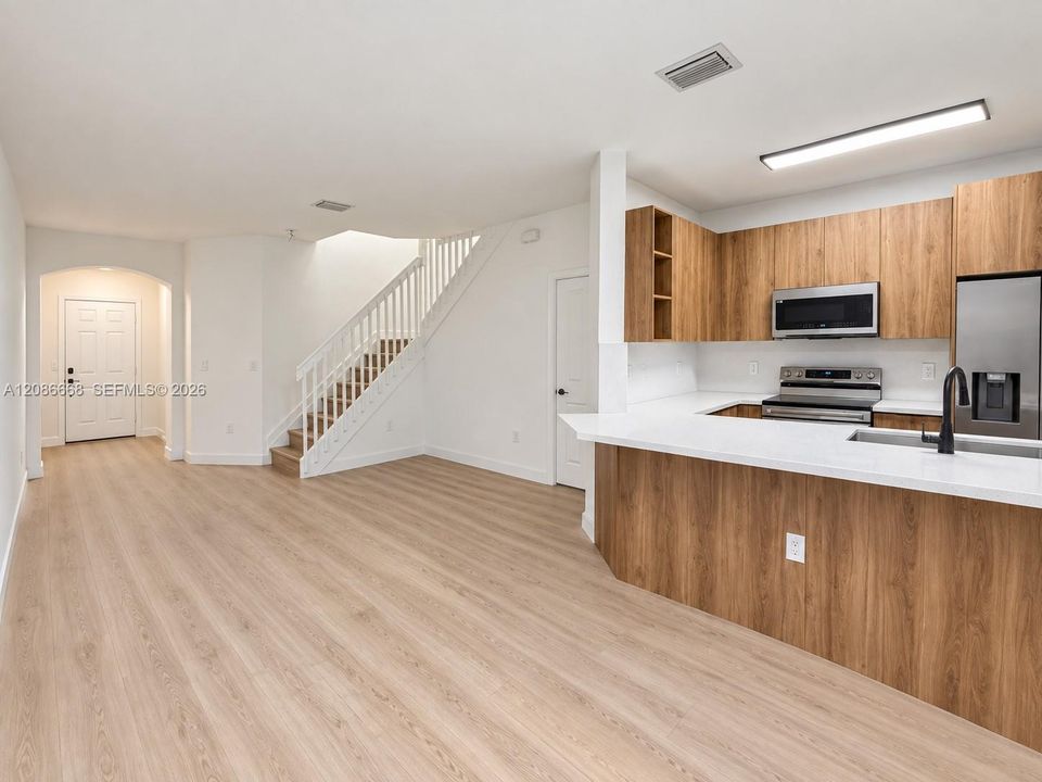Active With Contract: $485,000 (3 beds, 3 baths, 1462 Square Feet)