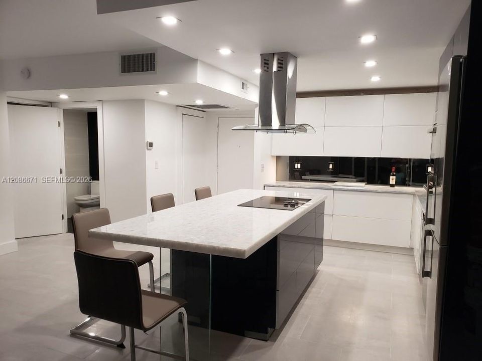 For Rent: $8,500 (1 beds, 1 baths, 960 Square Feet)
