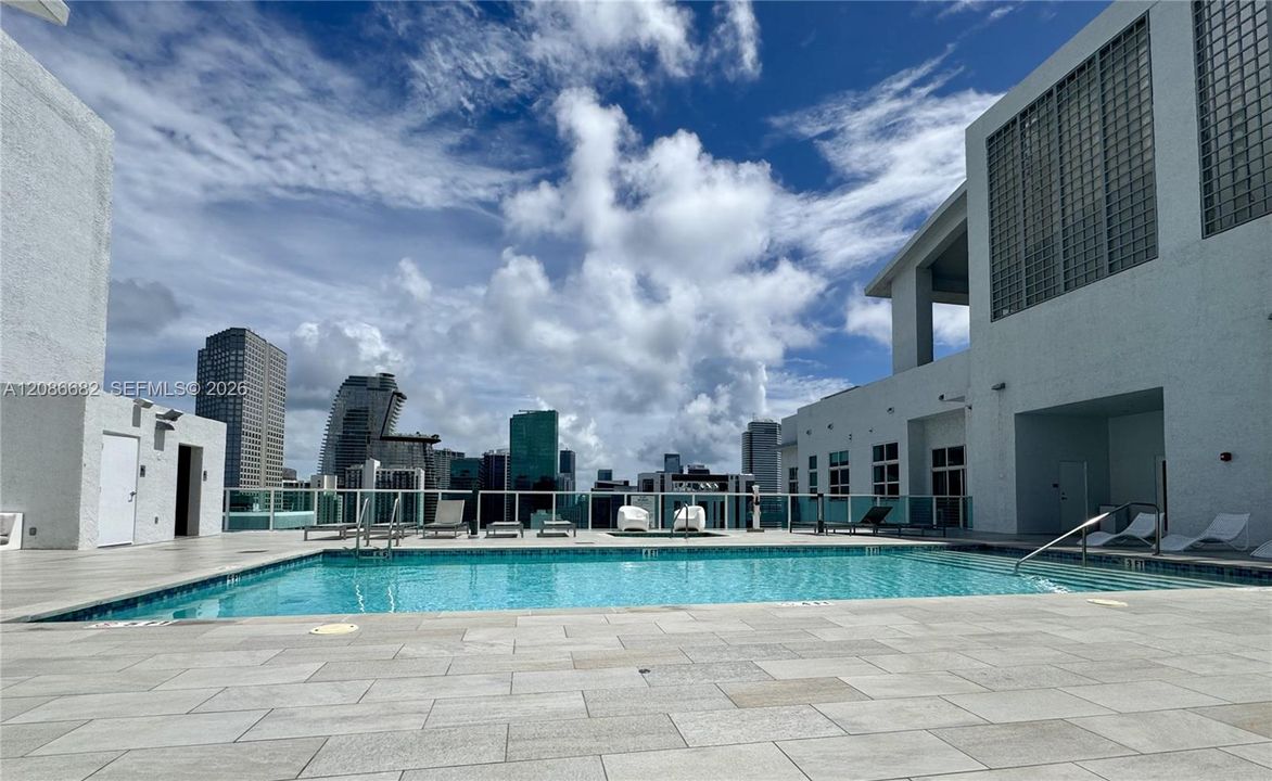 For Sale: $369,900 (1 beds, 1 baths, 662 Square Feet)