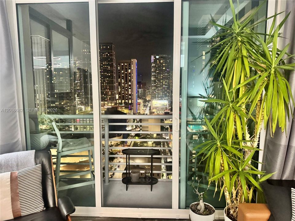 For Sale: $369,900 (1 beds, 1 baths, 662 Square Feet)