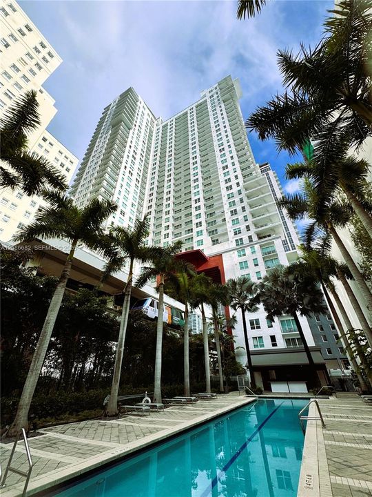 For Sale: $369,900 (1 beds, 1 baths, 662 Square Feet)