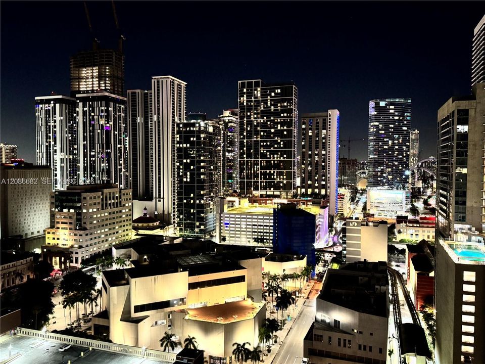 For Sale: $369,900 (1 beds, 1 baths, 662 Square Feet)