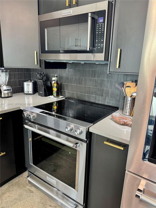 For Sale: $369,900 (1 beds, 1 baths, 662 Square Feet)