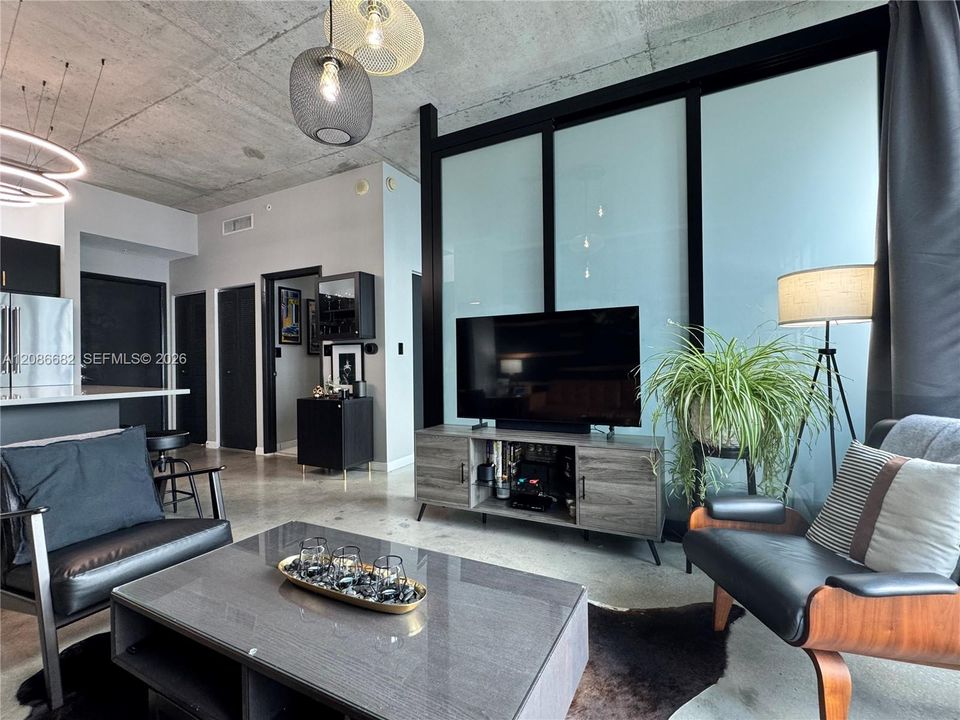 For Sale: $369,900 (1 beds, 1 baths, 662 Square Feet)
