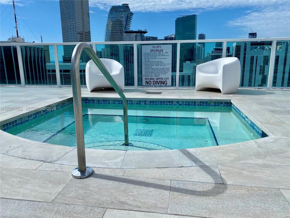 For Sale: $369,900 (1 beds, 1 baths, 662 Square Feet)