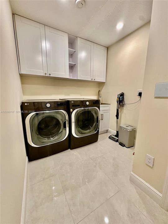 For Rent: $3,600 (3 beds, 2 baths, 2832 Square Feet)