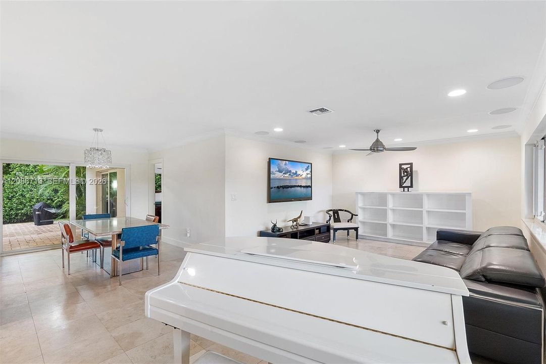 For Sale: $975,000 (3 beds, 2 baths, 2001 Square Feet)