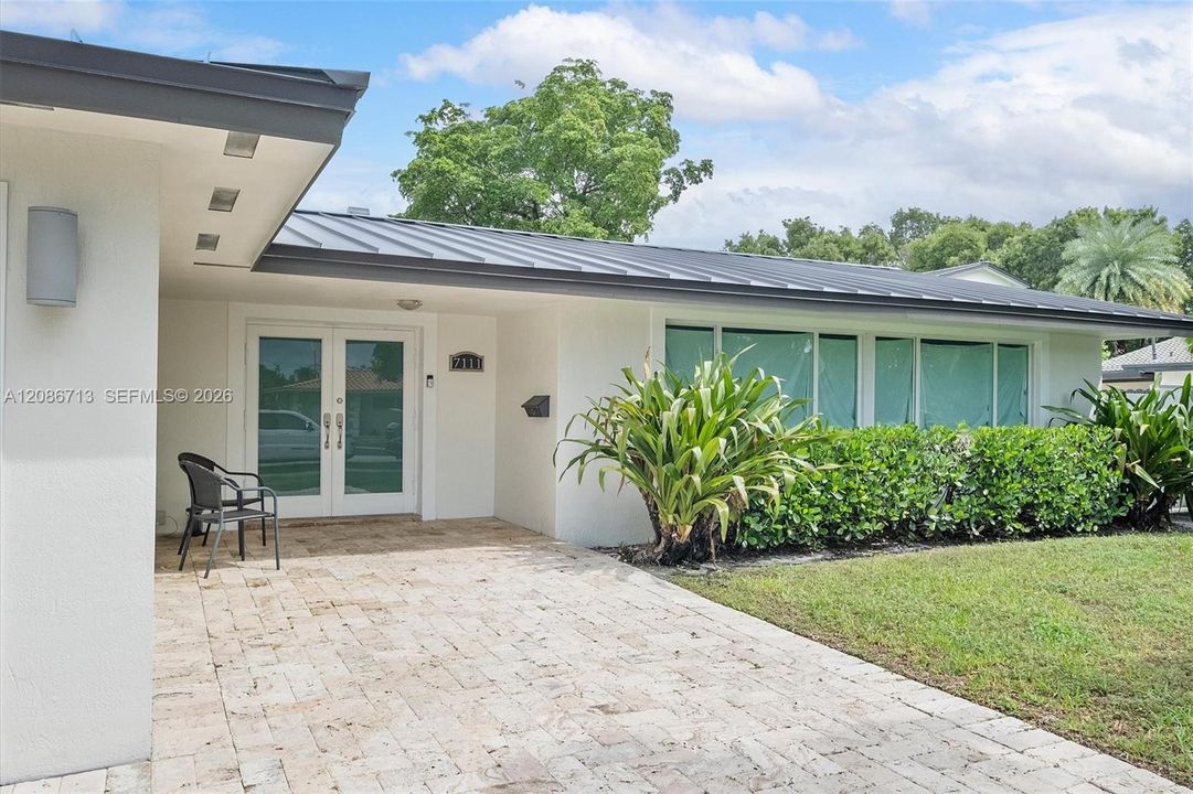For Sale: $975,000 (3 beds, 2 baths, 2001 Square Feet)