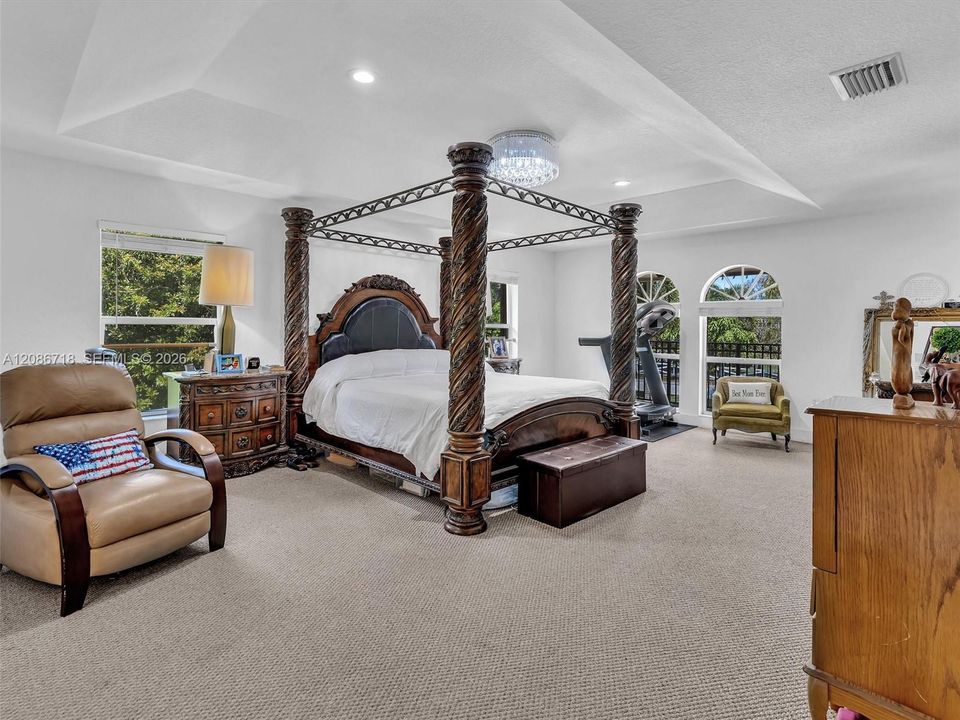 MASTER BEDROOM - 22 FT X 16 FT
