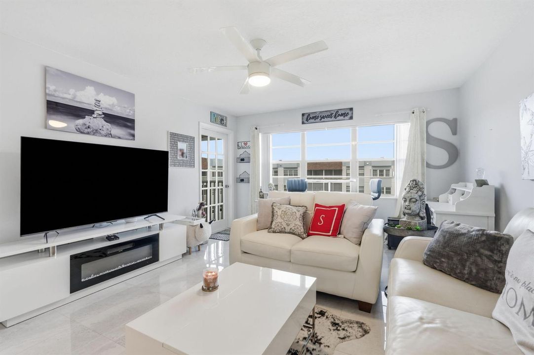 14-web-or-mls-1516_S_Lakeside_Dr_Unit_40