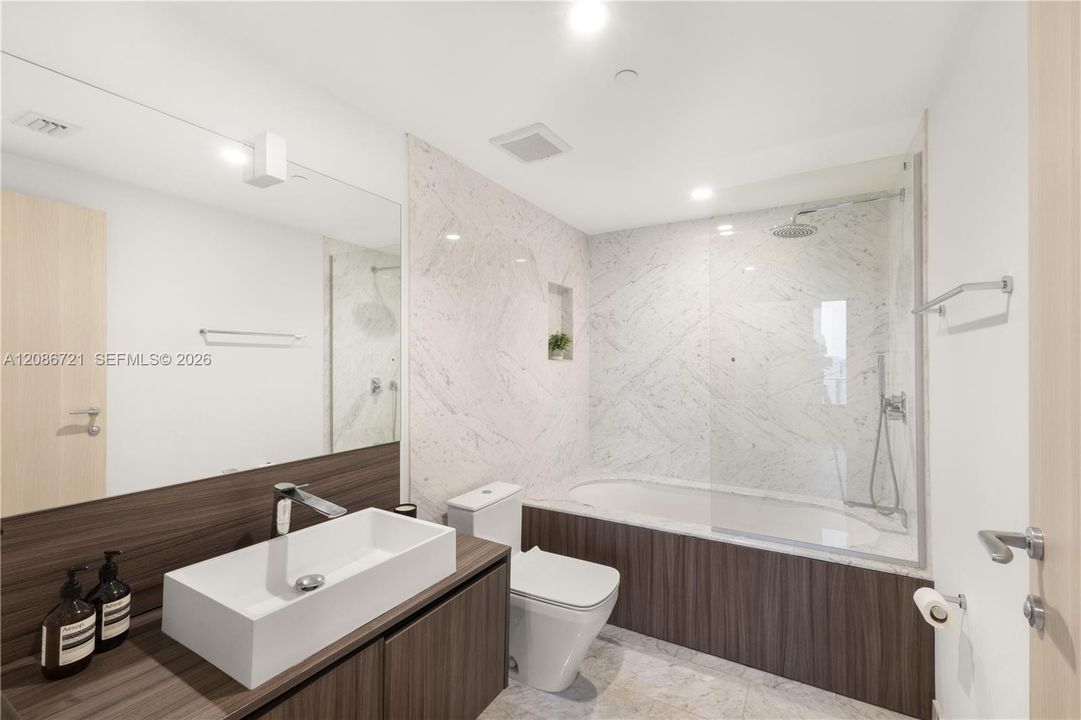 For Sale: $645,000 (1 beds, 1 baths, 665 Square Feet)