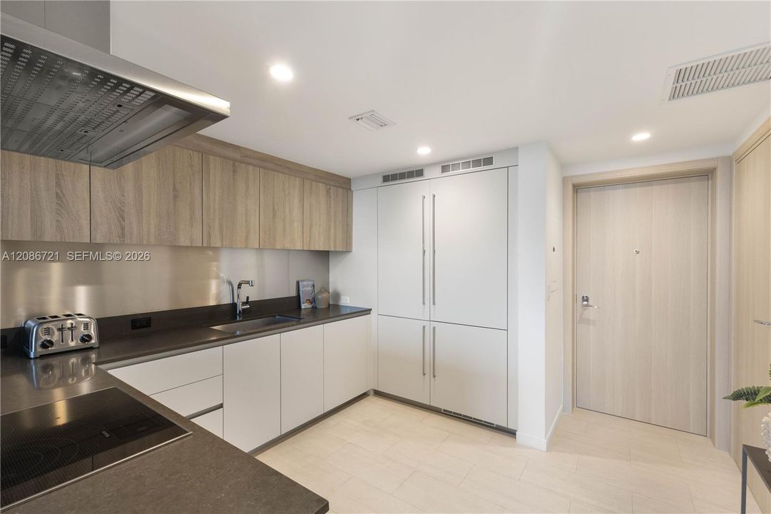 For Sale: $645,000 (1 beds, 1 baths, 665 Square Feet)