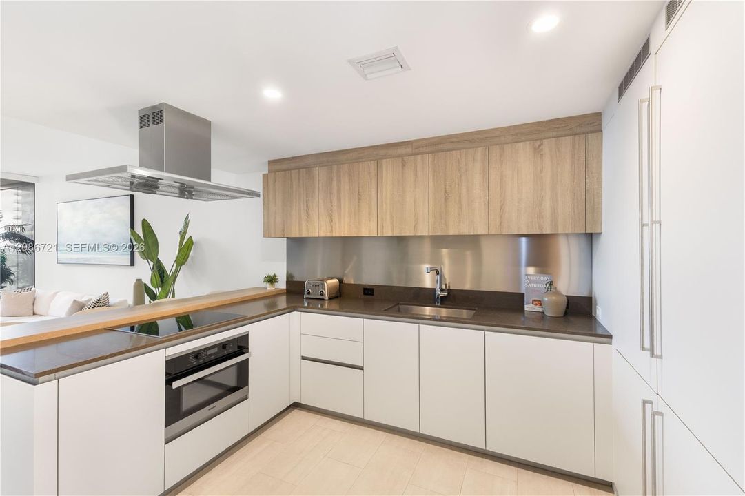 For Sale: $645,000 (1 beds, 1 baths, 665 Square Feet)