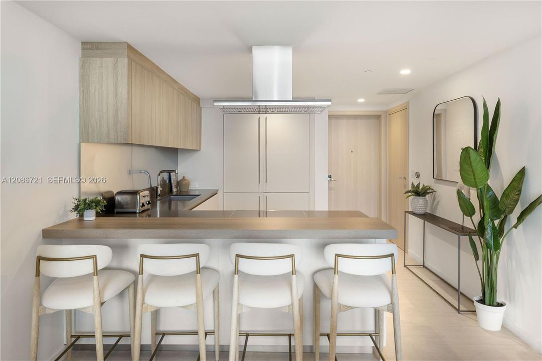 For Sale: $645,000 (1 beds, 1 baths, 665 Square Feet)