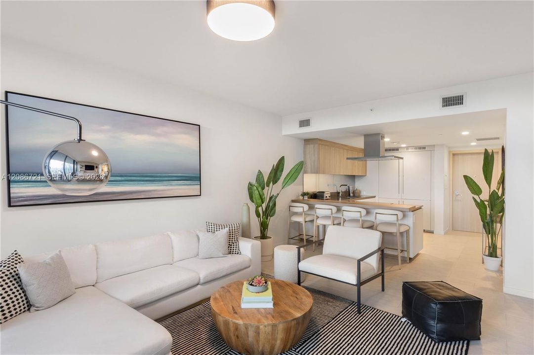 For Sale: $645,000 (1 beds, 1 baths, 665 Square Feet)