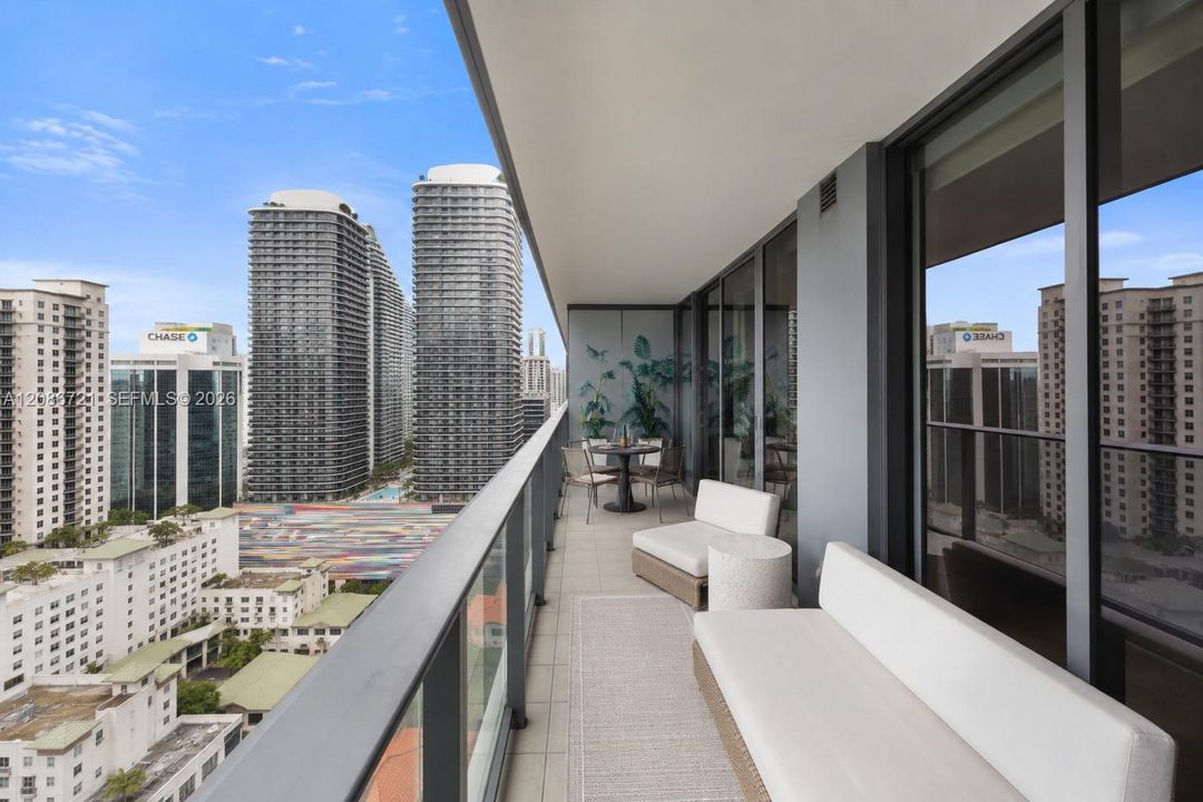 For Sale: $645,000 (1 beds, 1 baths, 665 Square Feet)
