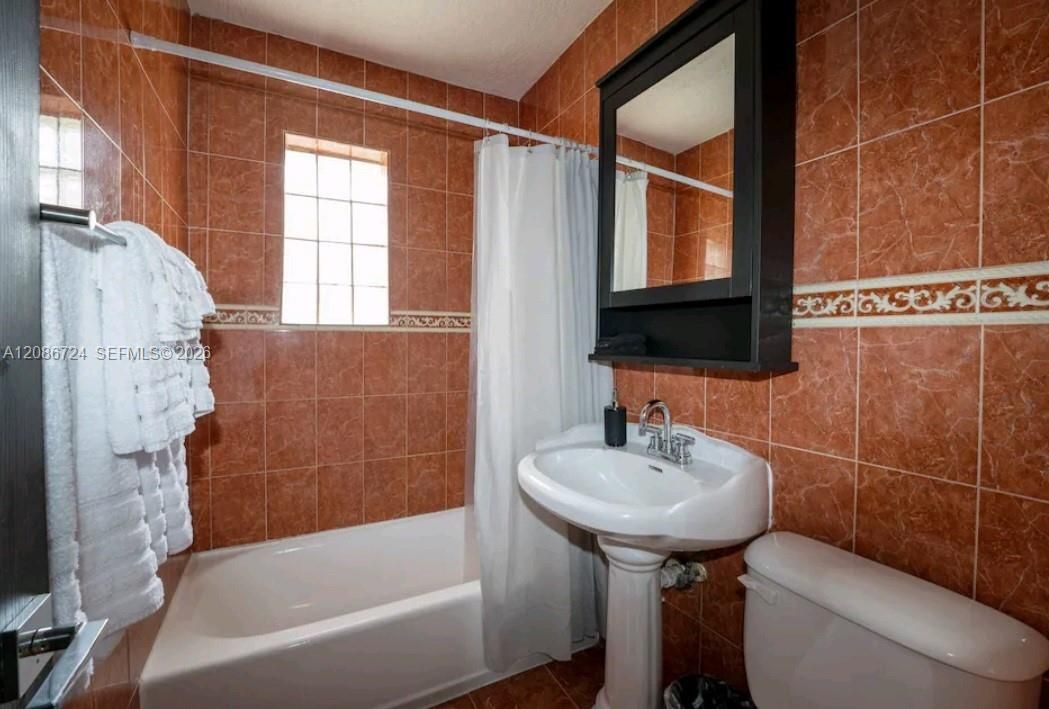 For Rent: $3,250 (3 beds, 1 baths, 1527 Square Feet)