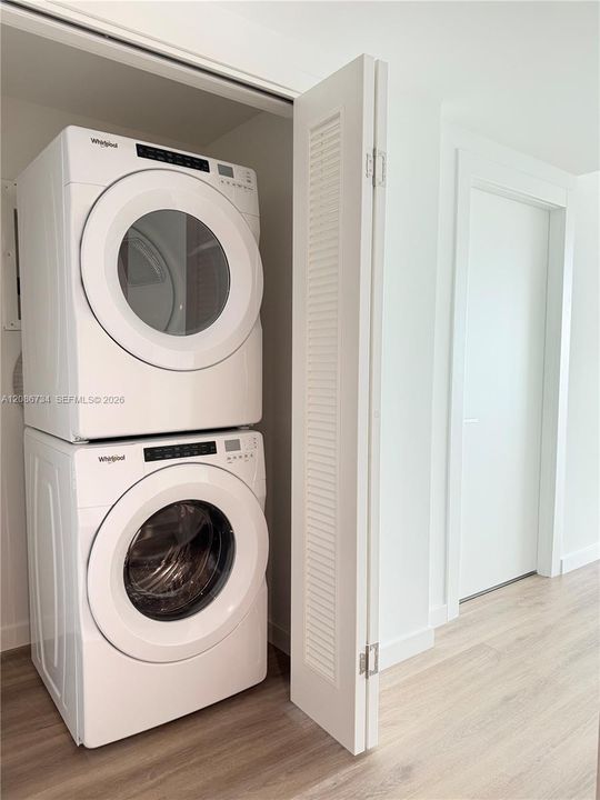 For Sale: $848,000 (1 beds, 1 baths, 894 Square Feet)