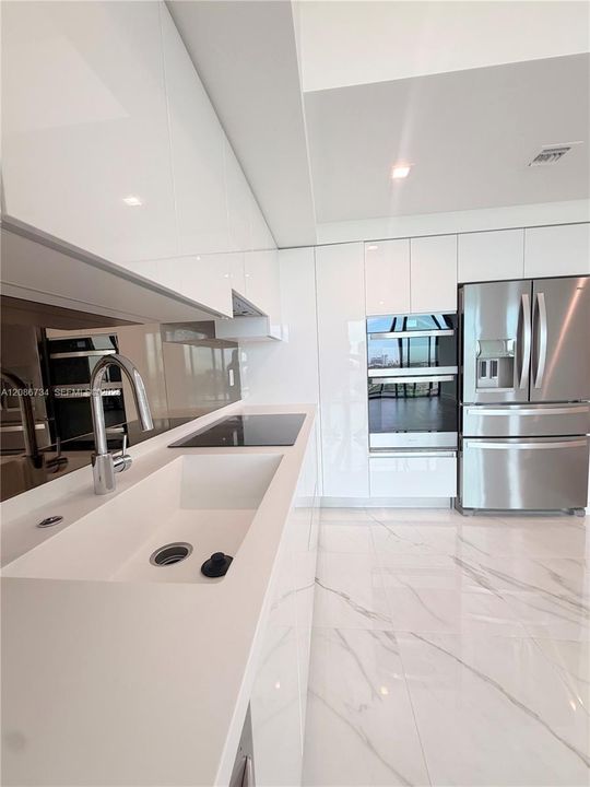 For Sale: $848,000 (1 beds, 1 baths, 894 Square Feet)