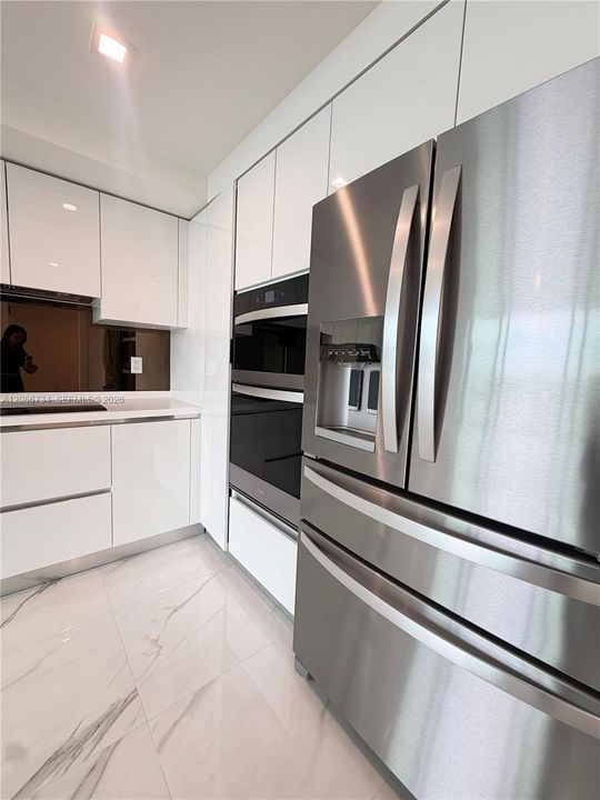 For Sale: $848,000 (1 beds, 1 baths, 894 Square Feet)