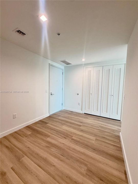 For Sale: $848,000 (1 beds, 1 baths, 894 Square Feet)