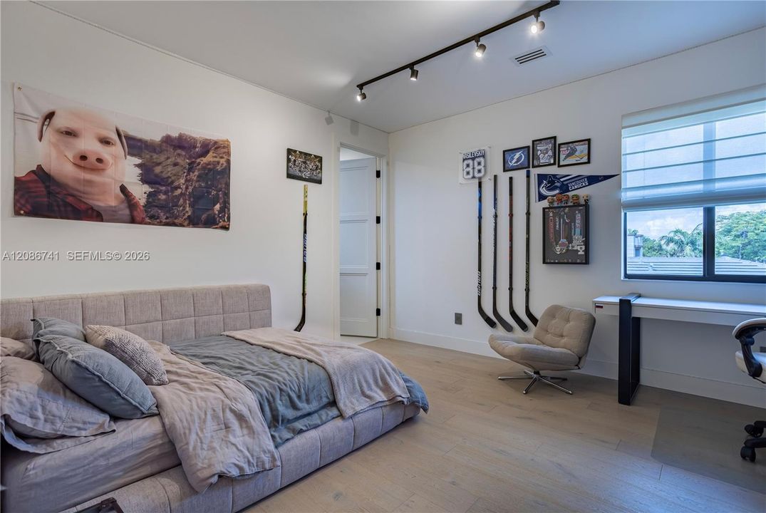 В аренду: $12,000 (5 спален, 4 ванн, 3425 Квадратных фут)