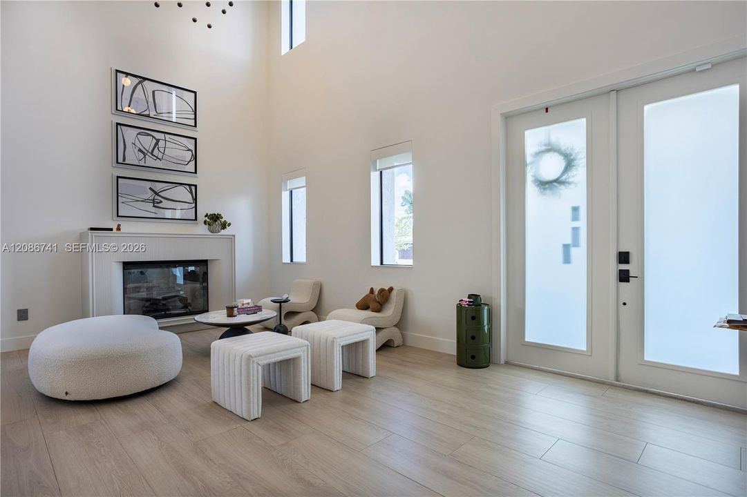В аренду: $12,000 (5 спален, 4 ванн, 3425 Квадратных фут)