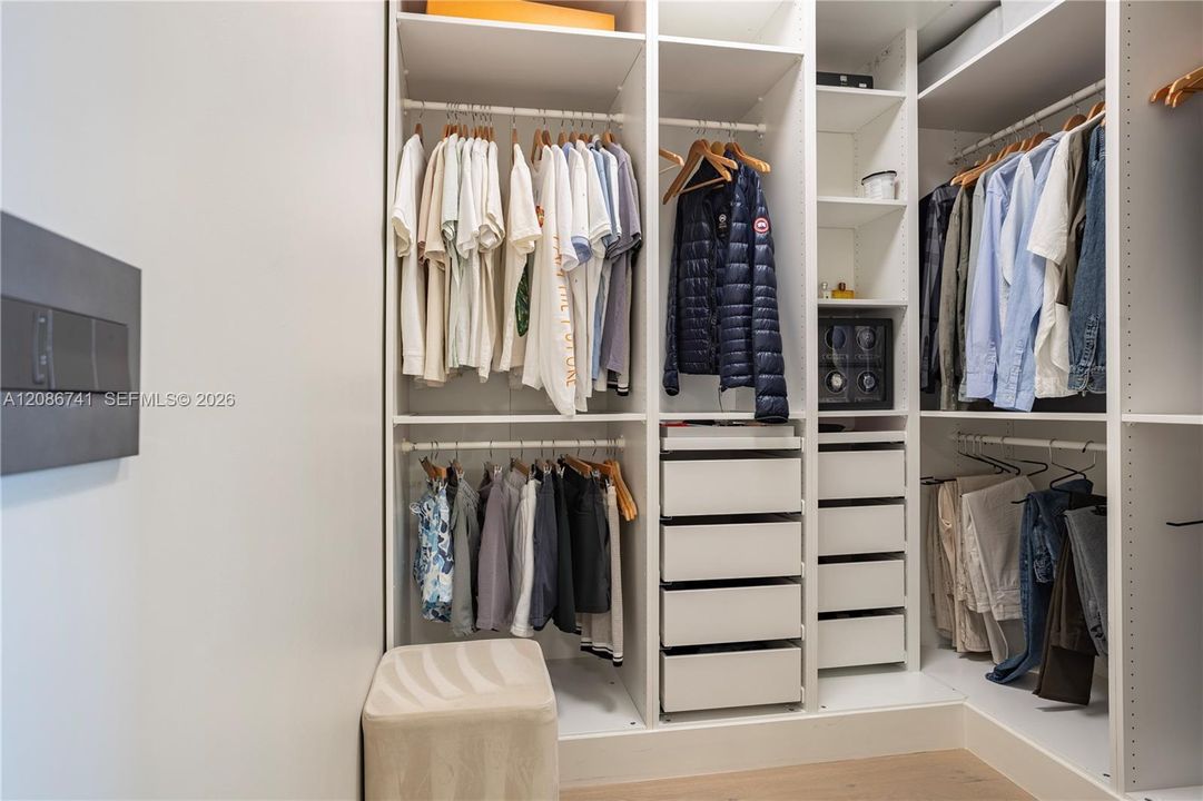 В аренду: $12,000 (5 спален, 4 ванн, 3425 Квадратных фут)