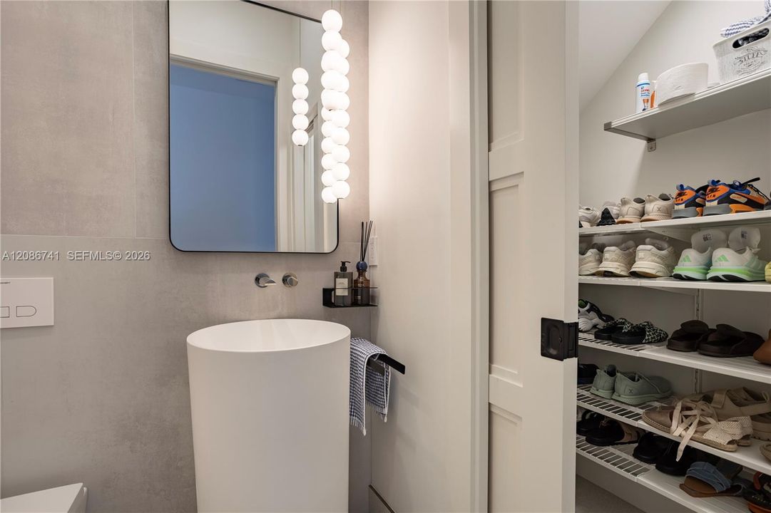 В аренду: $12,000 (5 спален, 4 ванн, 3425 Квадратных фут)