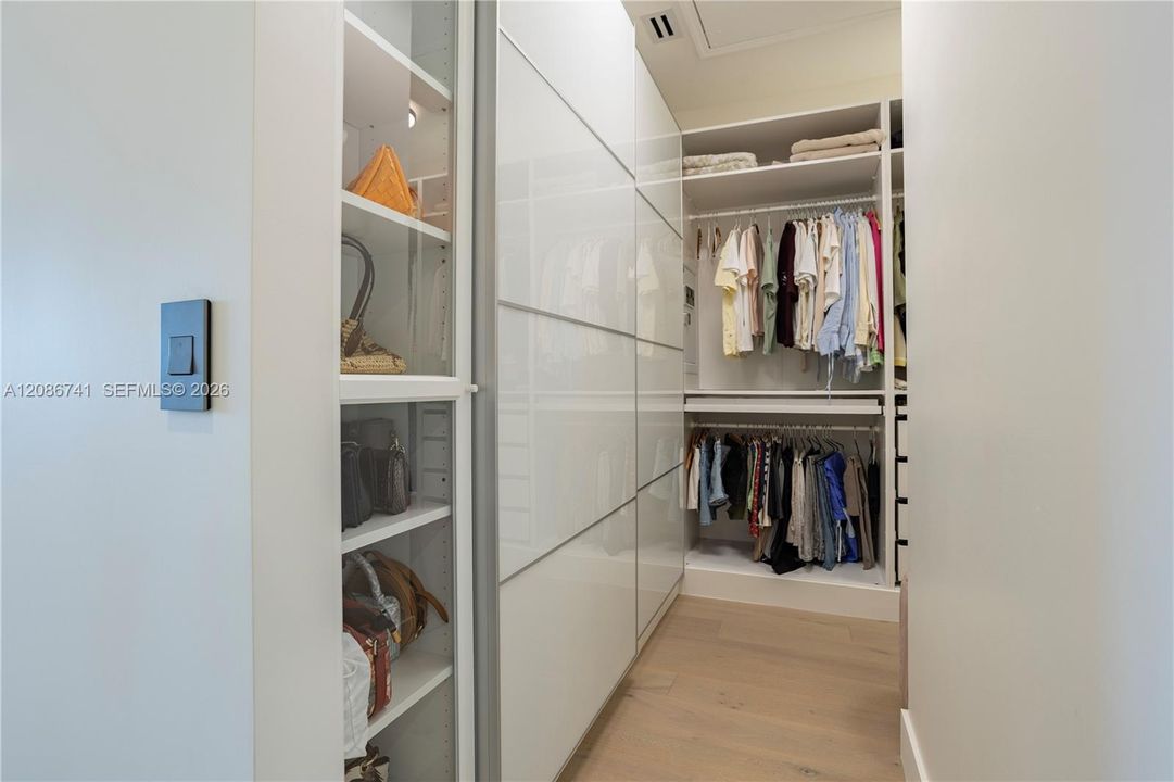 В аренду: $12,000 (5 спален, 4 ванн, 3425 Квадратных фут)