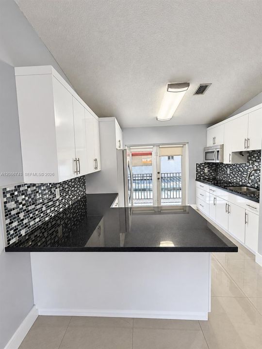 For Sale: $310,000 (2 beds, 2 baths, 980 Square Feet)