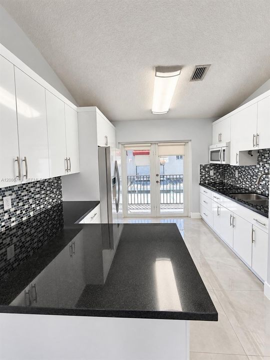 For Sale: $310,000 (2 beds, 2 baths, 980 Square Feet)