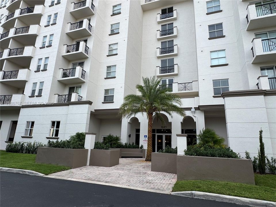 Active With Contract: $2,850 (2 beds, 2 baths, 1145 Square Feet)