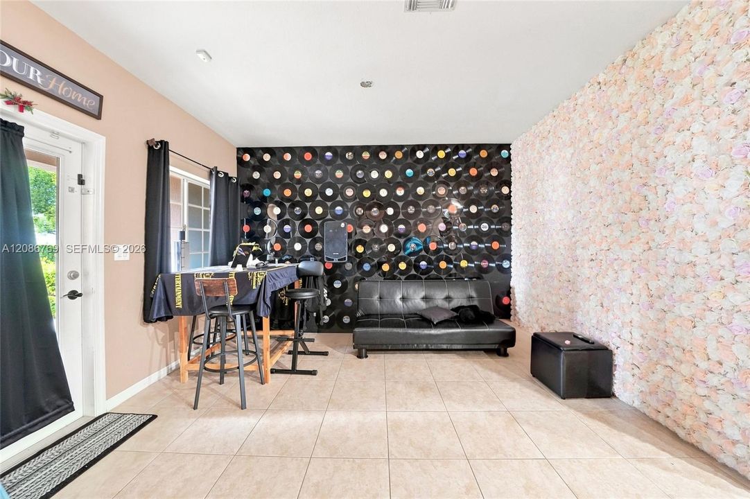 For Sale: $340,000 (3 beds, 2 baths, 1580 Square Feet)