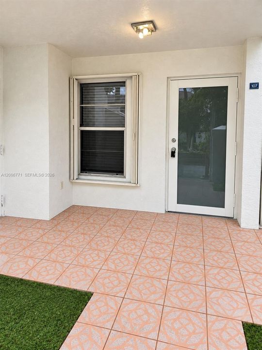 For Sale: $310,000 (2 beds, 2 baths, 880 Square Feet)