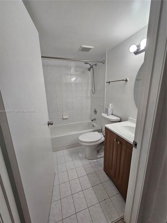 For Sale: $310,000 (2 beds, 2 baths, 880 Square Feet)