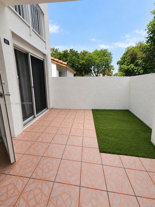 For Sale: $310,000 (2 beds, 2 baths, 880 Square Feet)