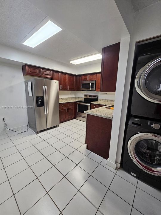 For Sale: $310,000 (2 beds, 2 baths, 880 Square Feet)
