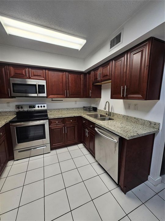 For Sale: $310,000 (2 beds, 2 baths, 880 Square Feet)
