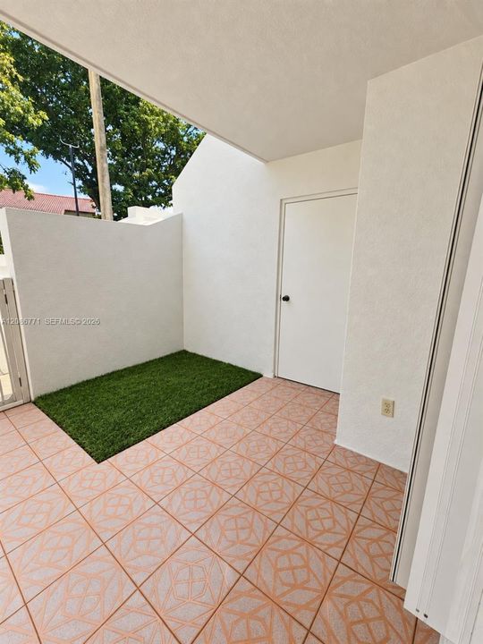 For Sale: $310,000 (2 beds, 2 baths, 880 Square Feet)
