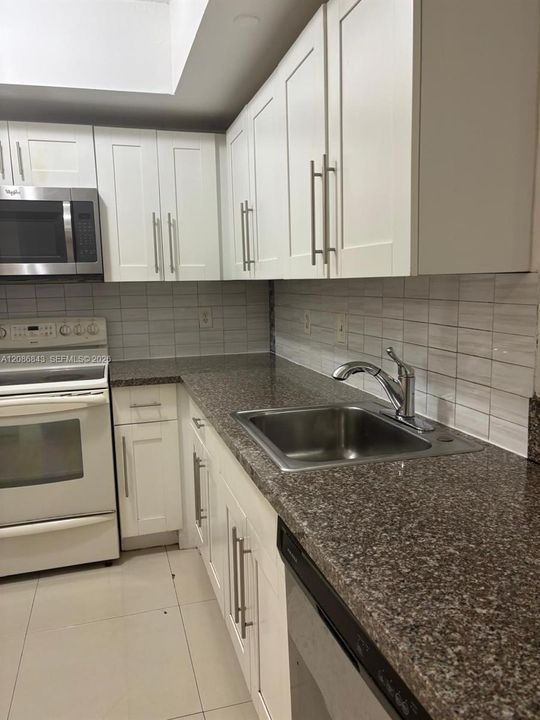 For Rent: $2,000 (2 beds, 2 baths, 914 Square Feet)